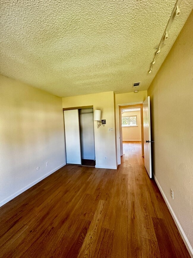 Building Photo - 5042 Glide Dr