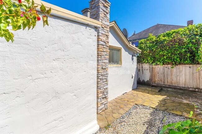 Building Photo - 227 18th St