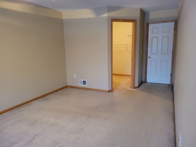 Building Photo - Lovely 2 Bed / 2 Bath TH w/ Heated Underground Parking in Plymouth!