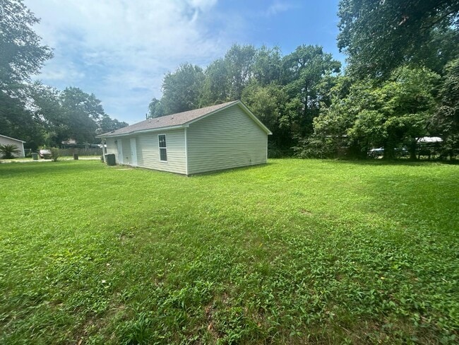 Building Photo - 3208 W Gadsden St