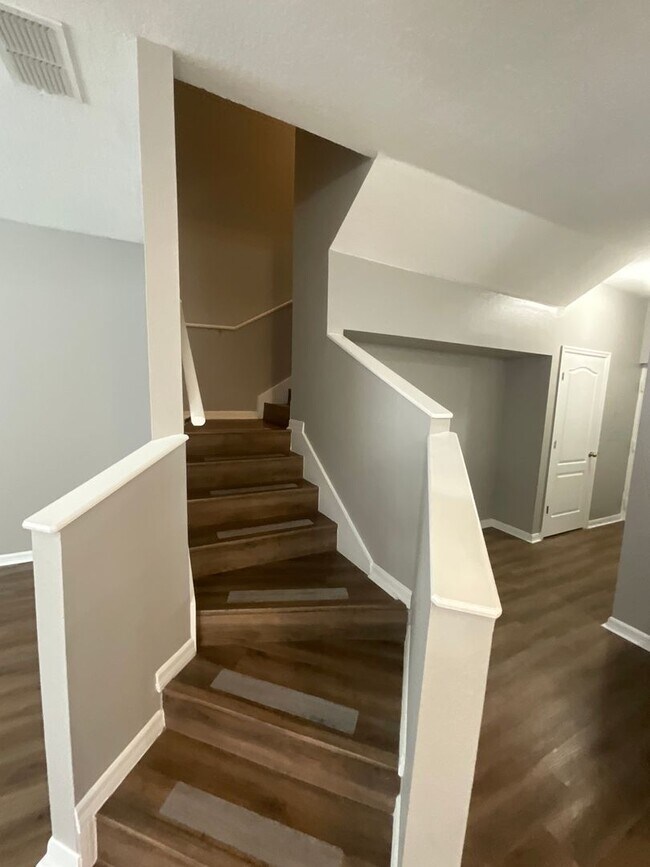 Building Photo - Two Story Town House