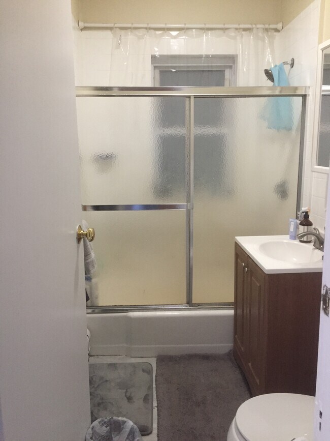 Bathroom - 42 Newbury St