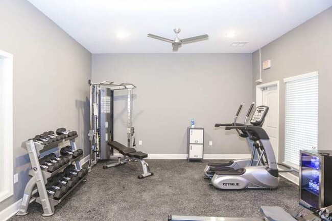 Building Photo - 3 Bedroom 2 1/2 Bathroom Townhome 1-Car Ga...