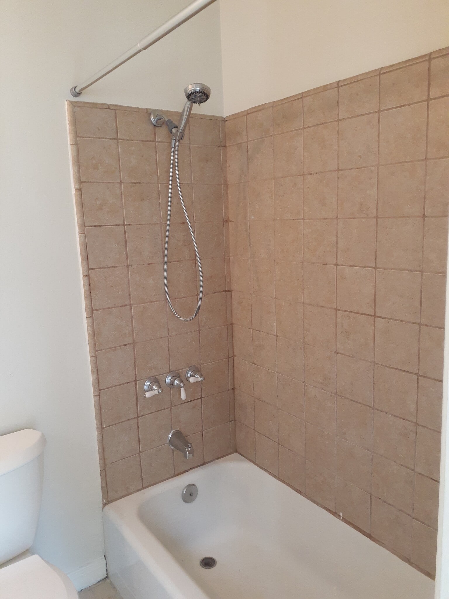 Private Full Bath with Bath Tub - 2219 Glendon Ave