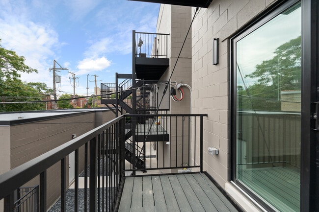 Building Photo - 416 E 50th Pl