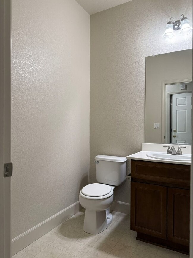 Building Photo - Pleasing 5/2 near college and UC