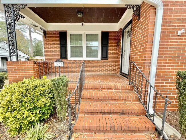 Building Photo - 1430 Pine Valley Loop