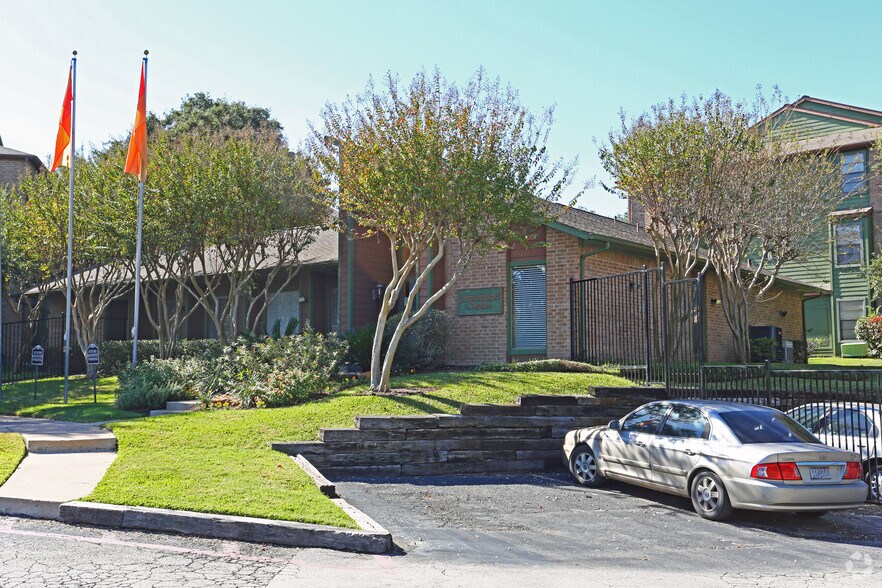 Remington House Apartments 600 Barwood Park Austin TX 78753 Apartment Finder