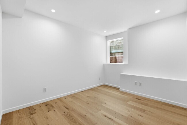 Building Photo - 1221 Waller St