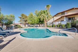 Building Photo - Gated community/pool