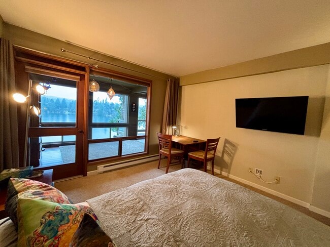 Building Photo - 221 N Bay Ln