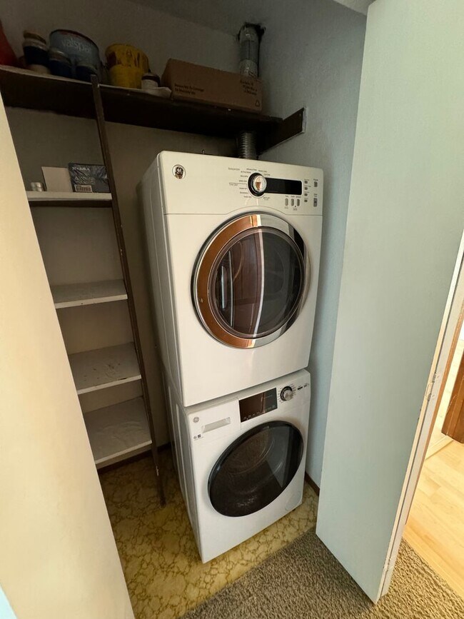 Building Photo - Lovely Fremont 2 Bedroom - Stellar Location! AVAILABLE 8/10/2026!