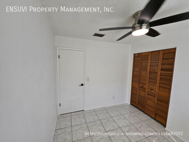Building Photo - 4419 Tarpon Dr