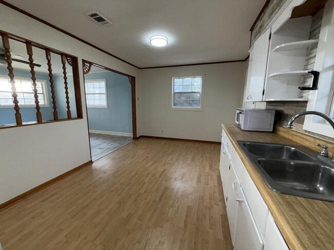 Building Photo - 1221 42nd Ave