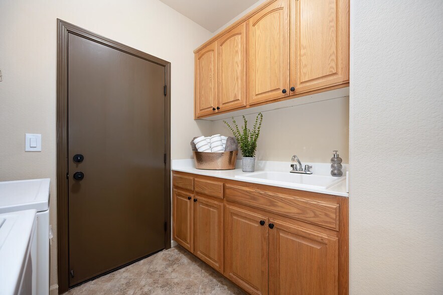 Building Photo - 8441 Briggs Dr