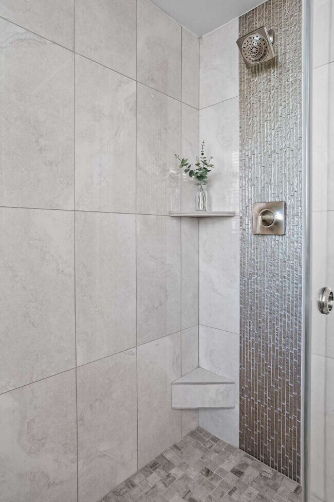 Building Photo - "Modern Comfort Awaits: Spacious 2-Bed, 2-Bath Condo with Elegance in the Heart of Atlanta"