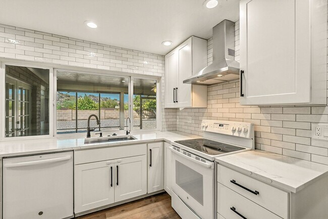 Building Photo - Beautiful 3 bed, 2 bath w/ bonus Room, loc...
