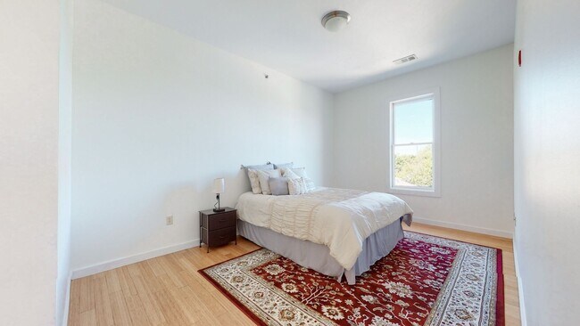 Building Photo - 1706 18th Ave S