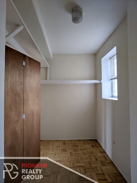 Building Photo - 711 W Belmont Ave