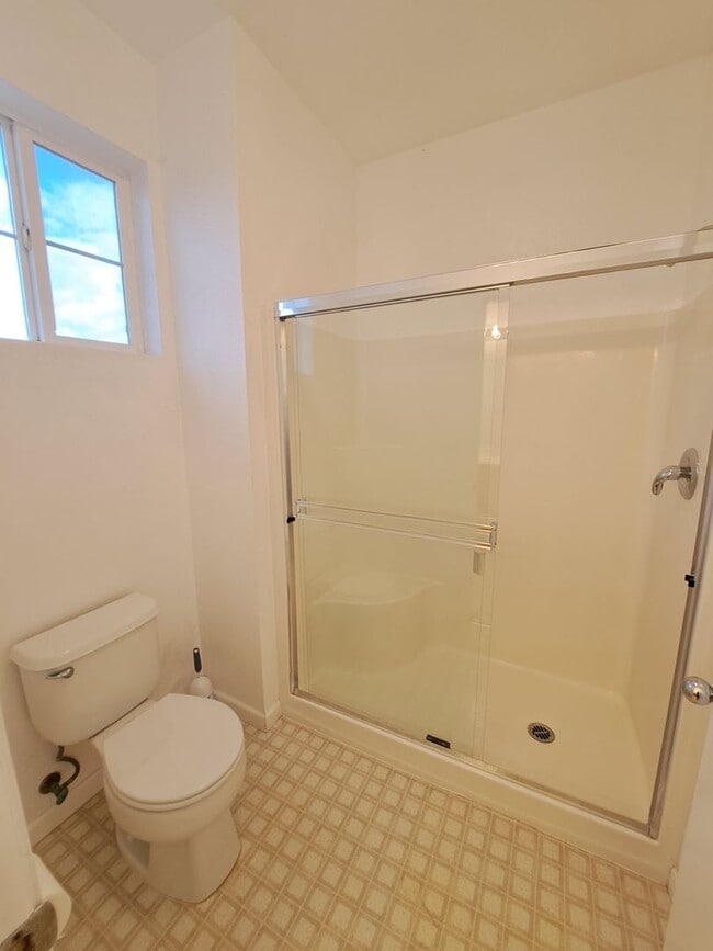 Building Photo - Expansive 3 bedroom/2.5 Bath Home in Corde...