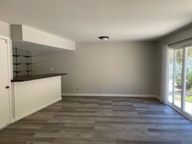 Building Photo - -Spacious 4 Bed 2.5 Bath, House, with Hew Hardwood Floors throughout -