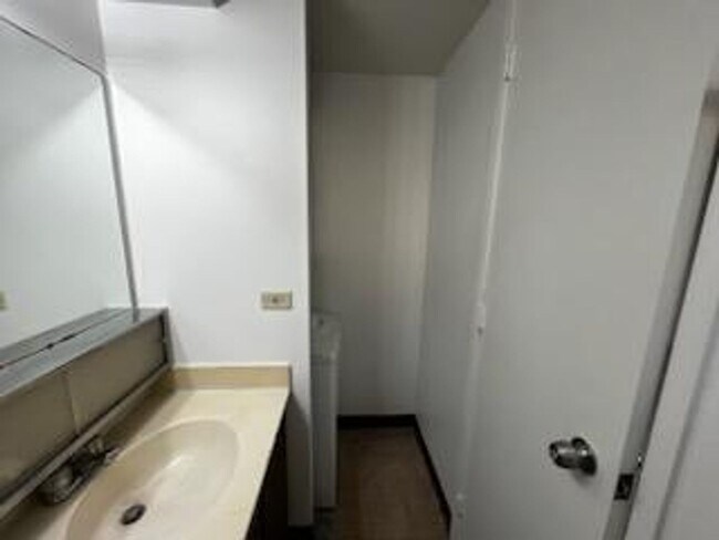 Building Photo - Pearlridge Square Large Studio with AC, Wa...