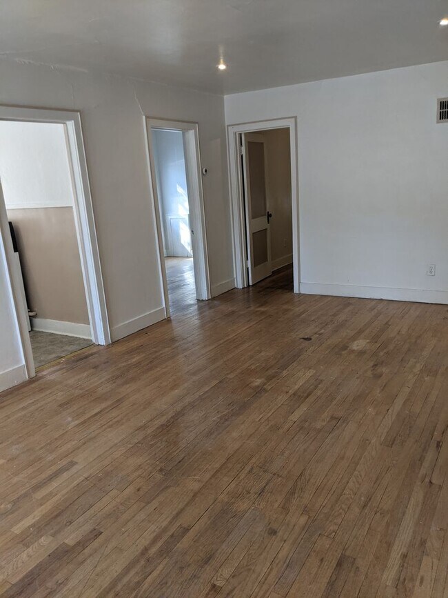 Building Photo - $1000 - 2 Bedroom 1 Bath Apartment - Less ...