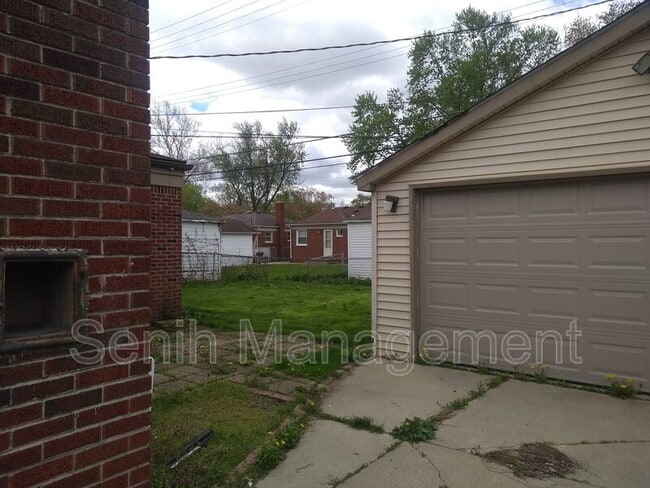 Building Photo - 8561 Lochdale St