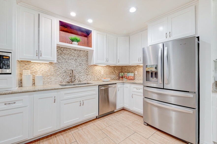 Building Photo - 516 San Vicente Blvd