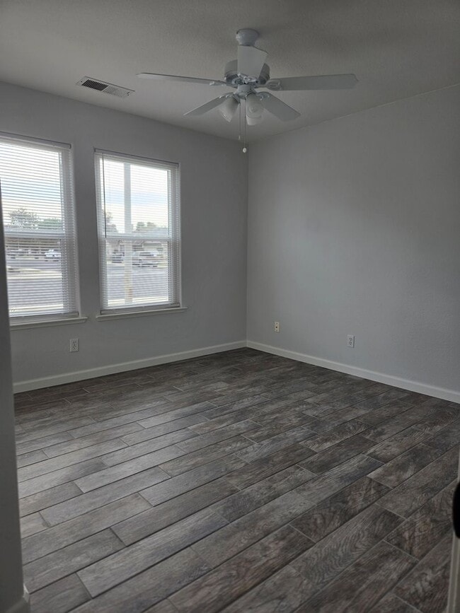Building Photo - 664 W Cinnamon Ave