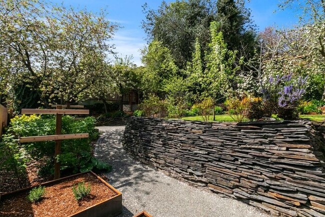 Building Photo - Charming AIR CONDITIONED Leschi Craftsman