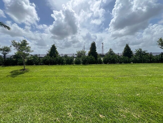 Building Photo - 4910 Longwood Lake Sq