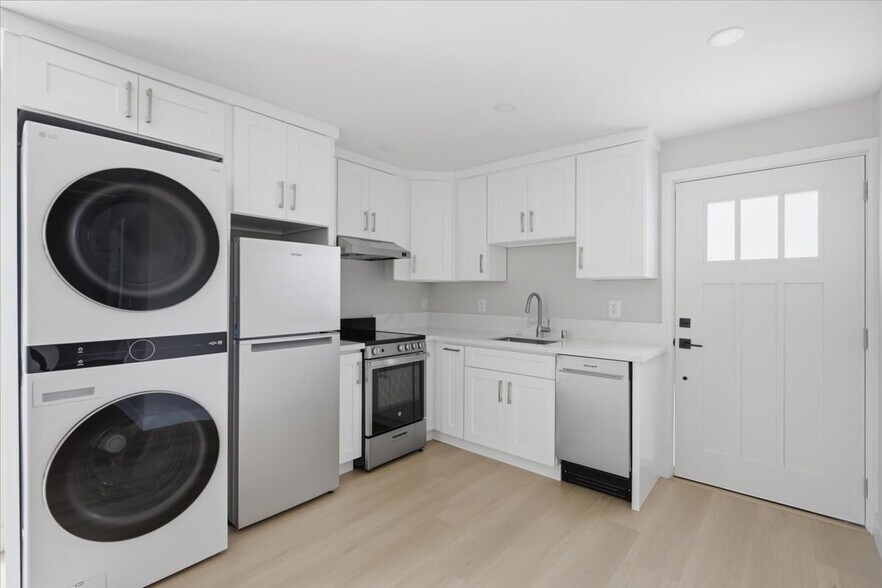 Building Photo - 14549 Kittery St