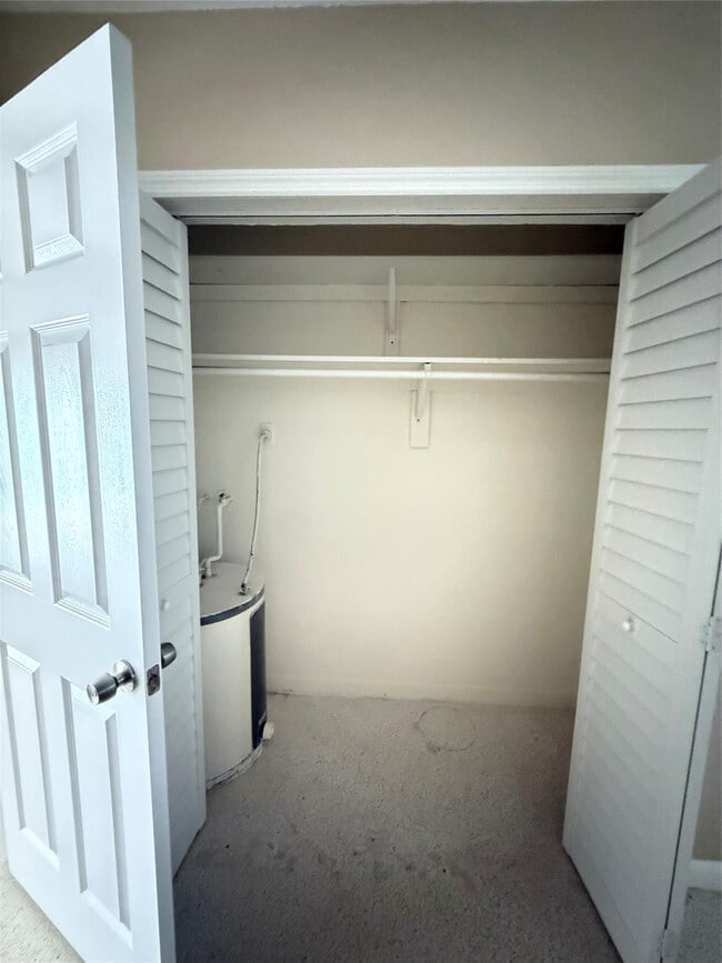 Building Photo - 835 NE 18th Ct