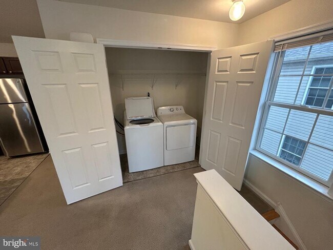 Building Photo - 414 W 7th St