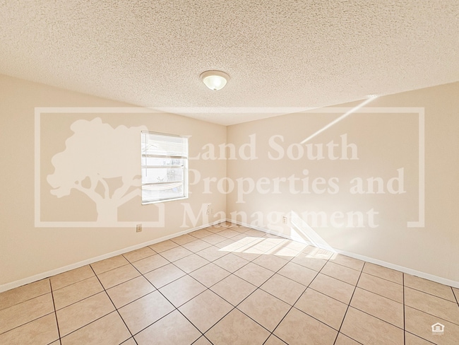 Building Photo - 5842 Charlton Dr