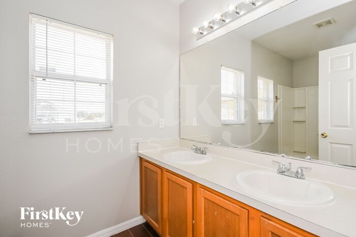 Building Photo - 958 Cumberland Dr