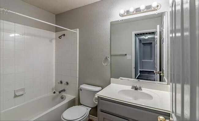Building Photo - 702 Thrush Dr