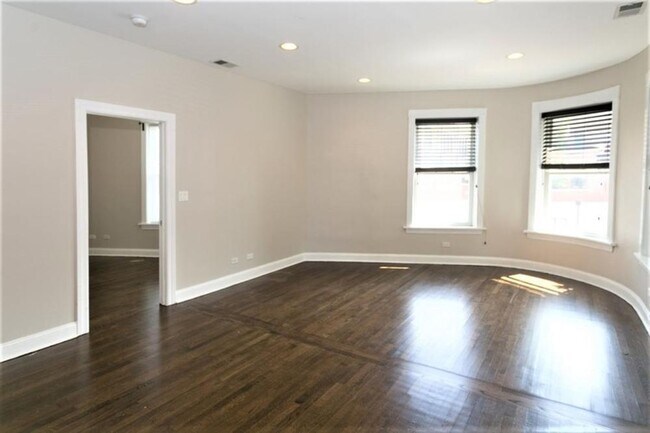 Building Photo - 2 bedroom in Chicago IL 60625