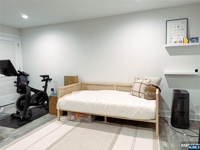 Building Photo - 555 Edgewater Ave