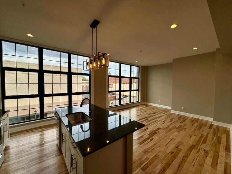 Building Photo - 116 S Main St