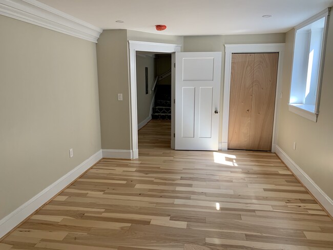 Main bedroom (on lower level) - 16 Appleton Place