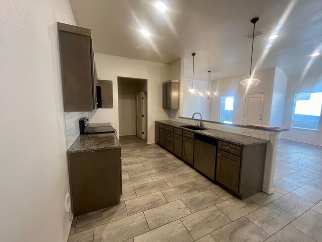 Building Photo - Escape the Ordinary in Viridian Townhomes!