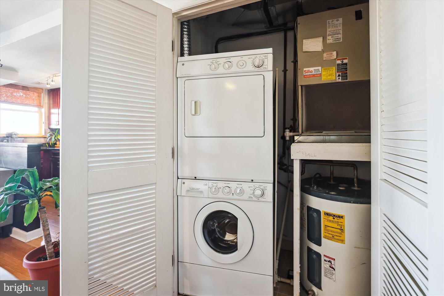 Washer/drier - 1417 Newton St NW