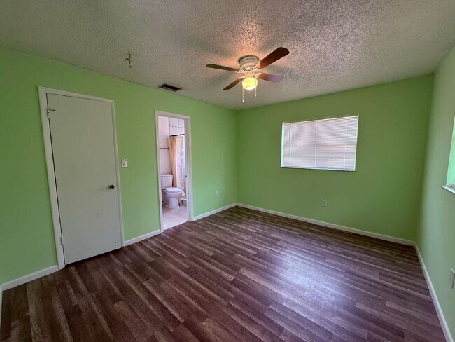 Building Photo - 2-Bedroom and 2Bathroom Fenced Half Duplex