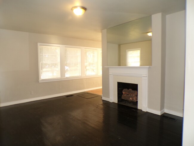 Building Photo - 105 Hardy St