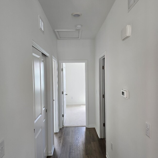 Building Photo - 249 Kingsport Dr