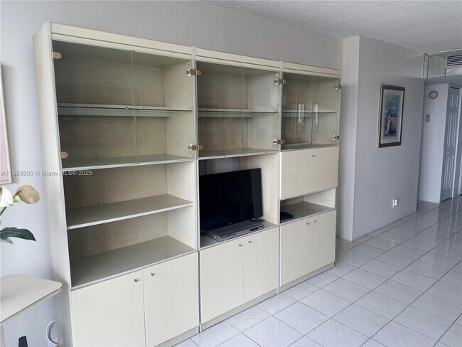 Building Photo - 100 Bayview Dr