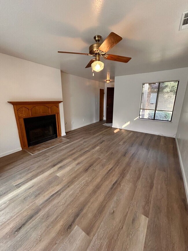 Building Photo - Cute Condo for Rent in Visalia!