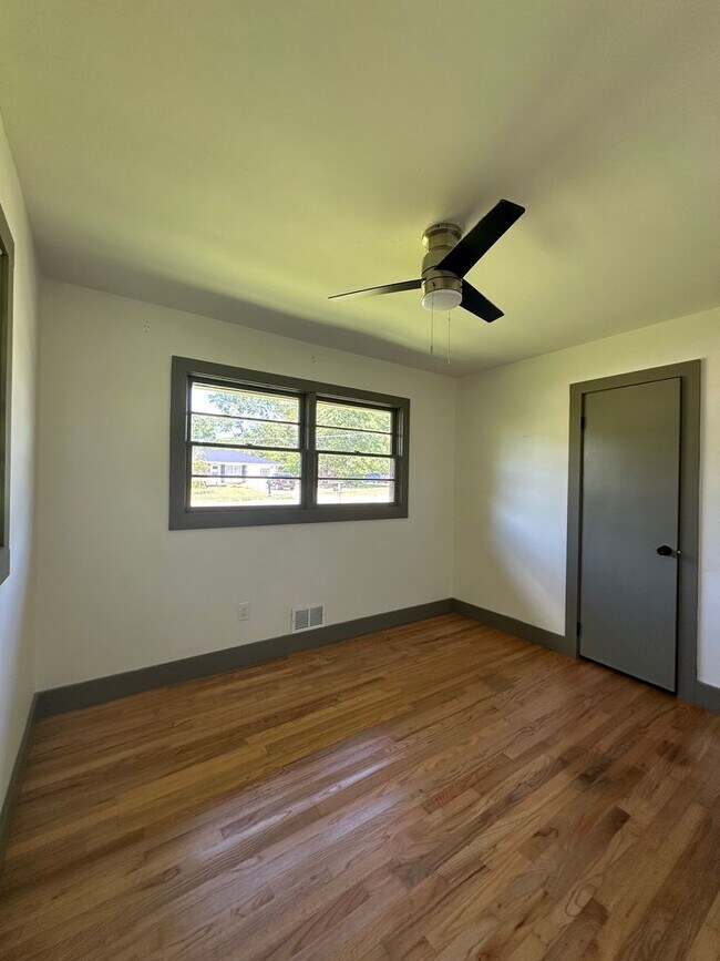 Building Photo - Updated 3 Bedroom House on the Eastside
